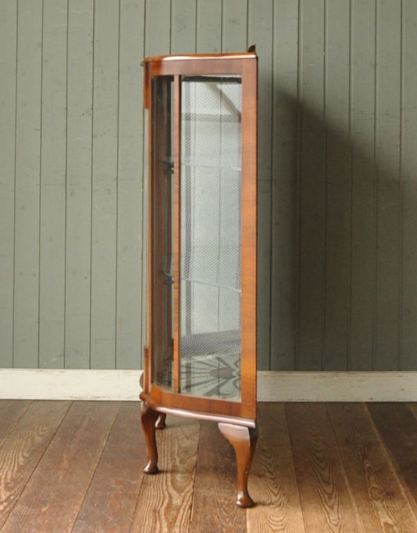 アンティークのキャビネット　アンティーク家具　アンティークの英国家具、輝くガラスキャビネット（飾り棚）。サイドもガラス貼りが涼しげでスッキリしています。(m-386-f)