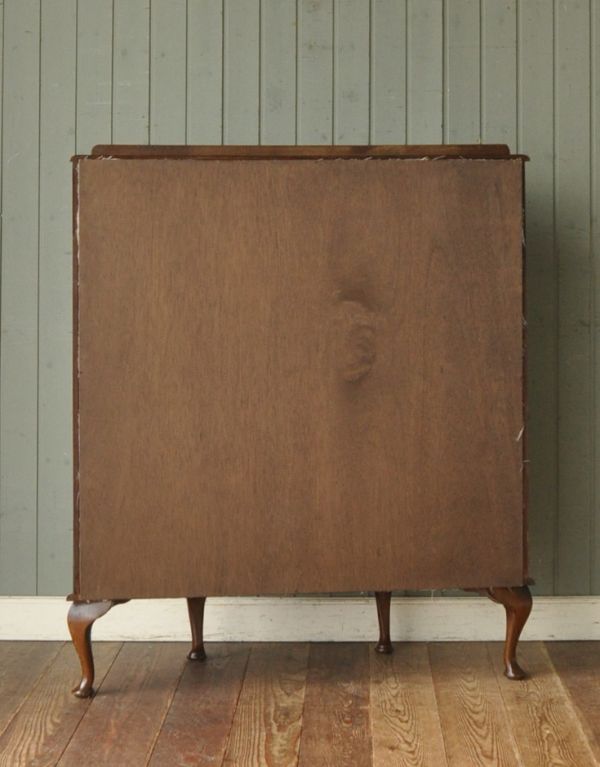 アンティークのキャビネット　アンティーク家具　アンティークの英国家具、輝くガラスキャビネット（飾り棚）。キチンとメンテナンスしてあるので、裏側もキレイです。(m-386-f)