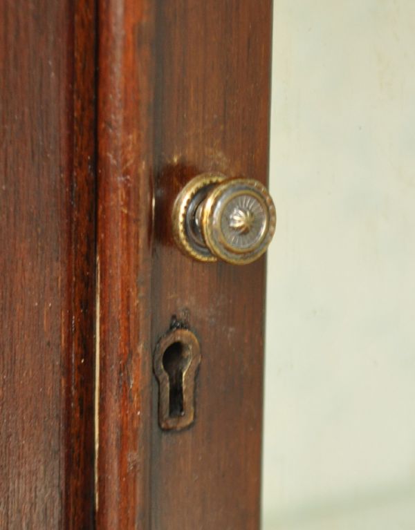 アンティークのキャビネット　アンティーク家具　上品なアンティークの英国家具、ガラスのショーケース。シンプルな取っ手が付いています。(m-387-f)