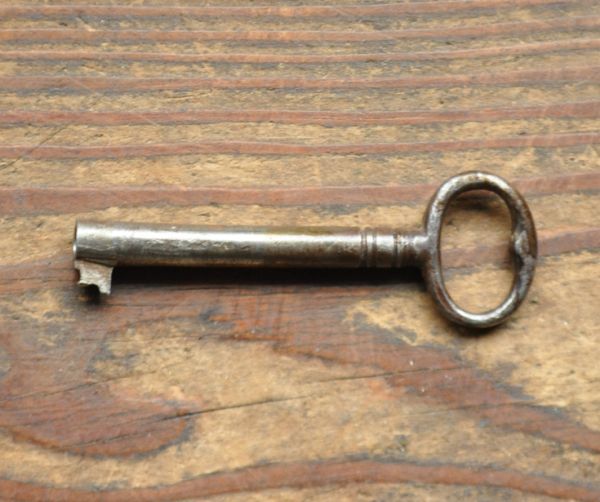 アンティークのキャビネット　アンティーク家具　上品なアンティークの英国家具、ガラスのショーケース。アンティークの鍵が付いています。(m-387-f)