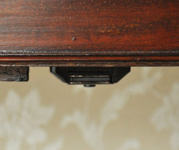 アンティークのキャビネット　アンティーク家具　上品なアンティークの英国家具、ガラスのショーケース。マグネットが付いているので、開け閉めがスムーズです。(m-387-f)