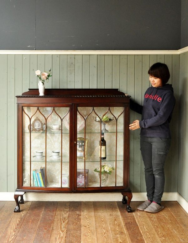 アンティークのキャビネット　アンティーク家具　上品なアンティークの英国家具、ガラスのショーケース。ショーケースのように、お気に入りの雑貨や食器を並べてみましょう。(m-387-f)