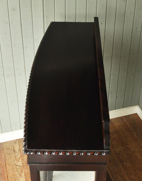 アンティークのキャビネット　アンティーク家具　上品なアンティークの英国家具、ガラスのショーケース。天板もピカピカにお直ししました。(m-387-f)