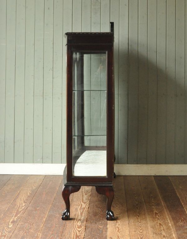 アンティークのキャビネット　アンティーク家具　上品なアンティークの英国家具、ガラスのショーケース。サイドもガラス貼りが涼しげでスッキリしています。(m-387-f)