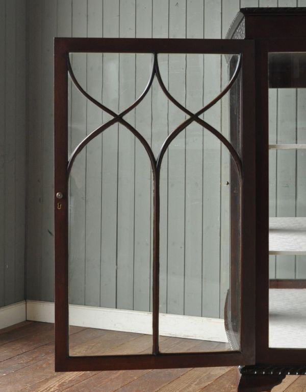 アンティークのキャビネット アンティーク家具 風格あるカッコいいアンティーク家具、英国のガラスキャビネット。ガラスももちろん当時のもの。(m-388-f)