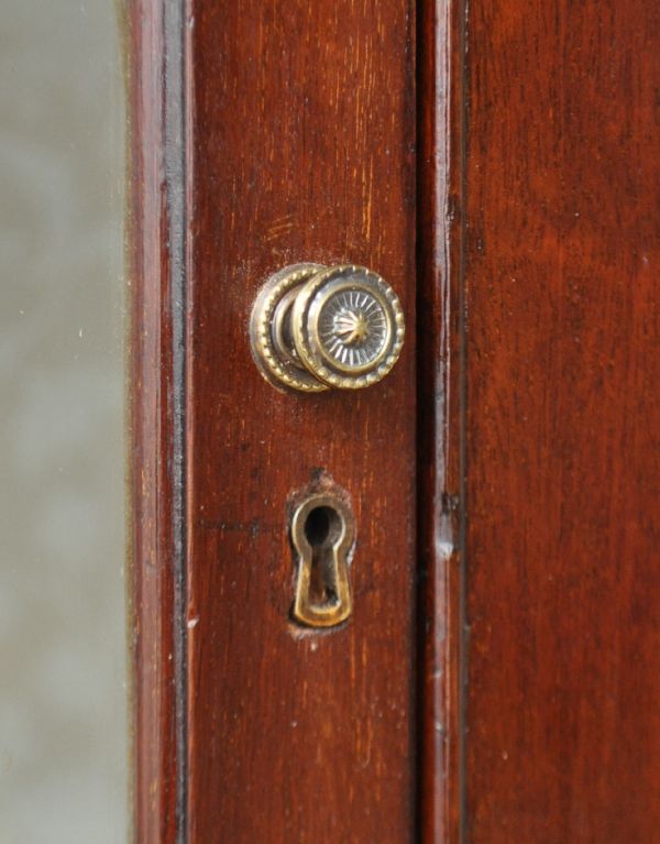 アンティークのキャビネット アンティーク家具 風格あるカッコいいアンティーク家具、英国のガラスキャビネット。握りやすい真ん丸なつまみ。(m-388-f)