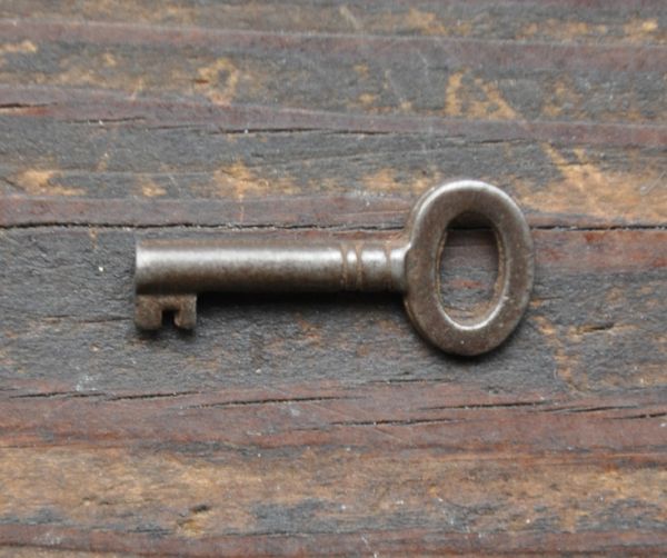 アンティークのキャビネット アンティーク家具 風格あるカッコいいアンティーク家具、英国のガラスキャビネット。アンティークの可愛い鍵です。(m-388-f)