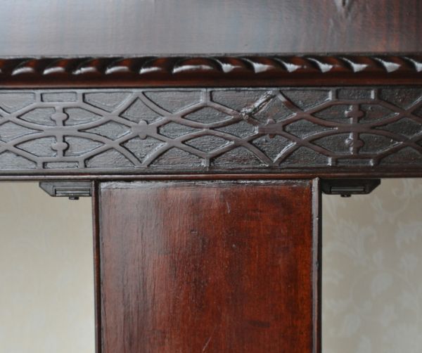 アンティークのキャビネット アンティーク家具 風格あるカッコいいアンティーク家具、英国のガラスキャビネット。マグネットが付いているので、開け閉めがスムーズです。(m-388-f)