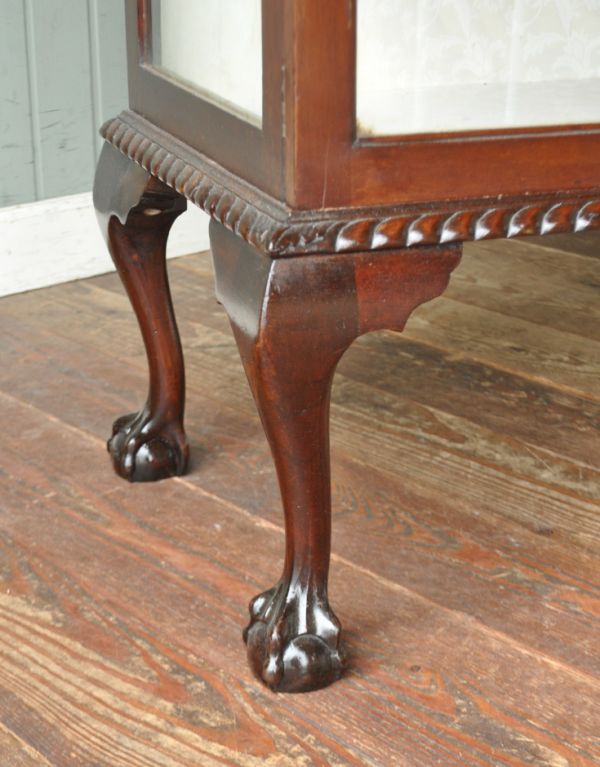 アンティークのキャビネット アンティーク家具 風格あるカッコいいアンティーク家具、英国のガラスキャビネット。安定感のある脚がしっかり支えます。(m-388-f)