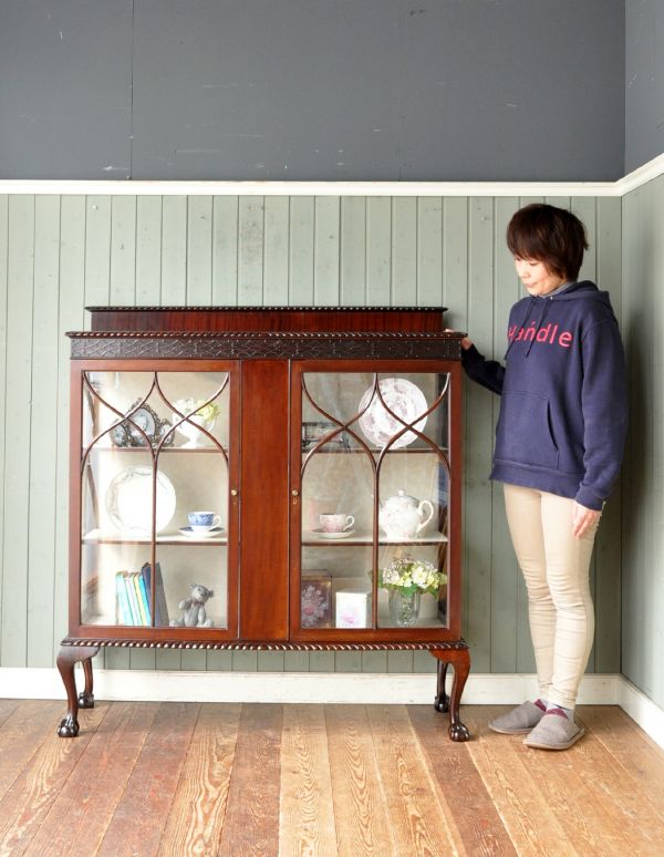 アンティークのキャビネット アンティーク家具 風格あるカッコいいアンティーク家具、英国のガラスキャビネット。ショーケースのように、お気に入りの雑貨や食器を並べてみましょう。(m-388-f)