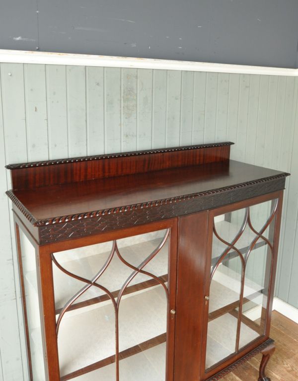 アンティークのキャビネット アンティーク家具 風格あるカッコいいアンティーク家具、英国のガラスキャビネット。天板もピカピカにお直ししました。(m-388-f)