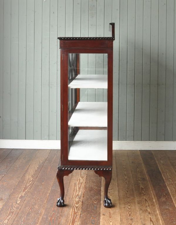 アンティークのキャビネット アンティーク家具 風格あるカッコいいアンティーク家具、英国のガラスキャビネット。サイドもガラス貼りが涼しげでスッキリしています。(m-388-f)