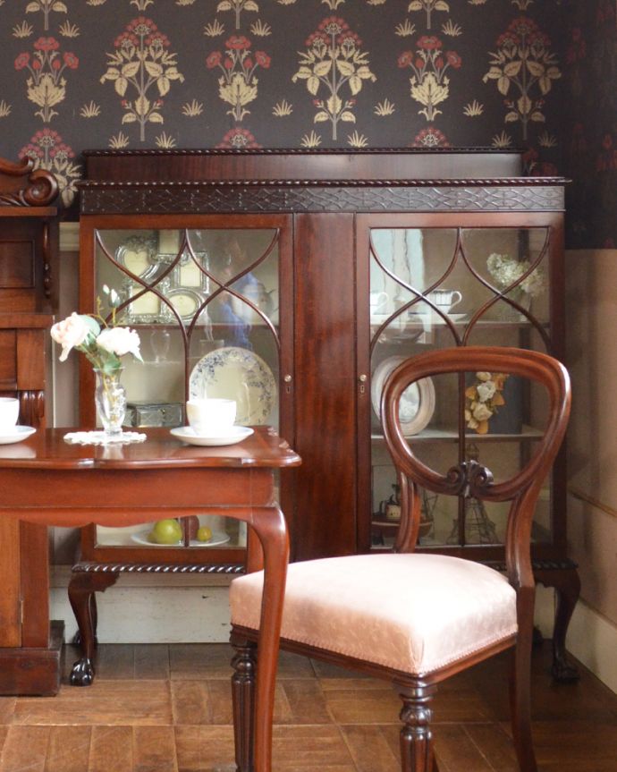 アンティークのキャビネット アンティーク家具 風格あるカッコいいアンティーク家具、英国のガラスキャビネット。食器棚とは別に、おもてなしの食器だけを飾って収納メインの食器棚とは別に、普段使いしないおもてなし用の特別な食器を飾りながら収納。(m-388-f)