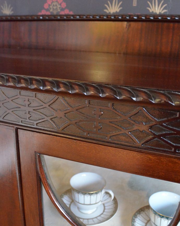 アンティークのキャビネット アンティーク家具 風格あるカッコいいアンティーク家具、英国のガラスキャビネット。繊細な彫りがポイントに入っています。(m-388-f)