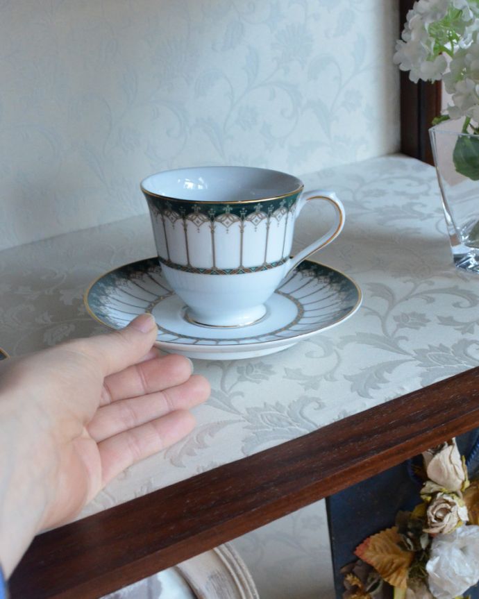 アンティークのキャビネット アンティーク家具 風格あるカッコいいアンティーク家具、英国のガラスキャビネット。何を入れてもOK!全部が素敵に見えちゃう!飾るものがないから…なんて思わないで、お家にあるお客様用のカップなどを入れてみましょう。(m-388-f)