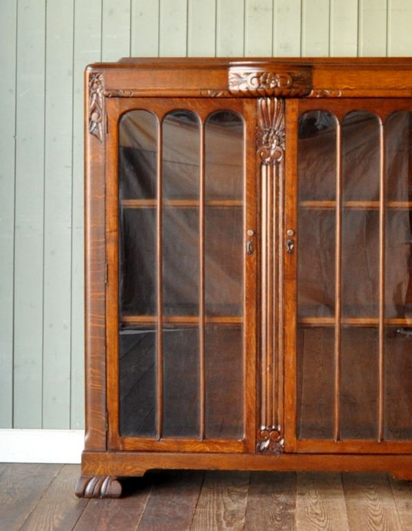 アンティークのキャビネット　アンティーク家具　華やかなアンティークの英国家具、オーク材のブックケース（本棚）。アンティークのガラスがキレイにはめ込んであります。(m-389-f)