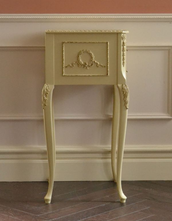 アンティークのチェスト　アンティーク家具　華やかなフランスのアンティーク家具、クリーム色のベッドサイドチェスト。サイドから見ても美しいデザイン。(m-391-f)