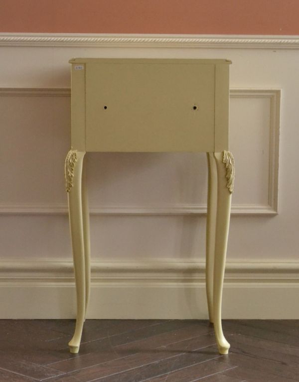 アンティークのチェスト　アンティーク家具　華やかなフランスのアンティーク家具、クリーム色のベッドサイドチェスト。専門の職人によってお直ししていますが、アンティークは新品ではありません。(m-391-f)