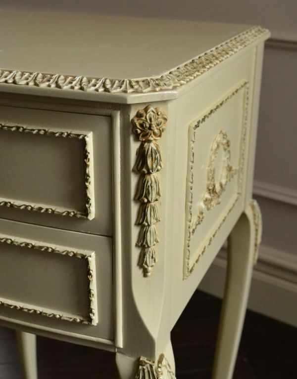 アンティークのチェスト　アンティーク家具　華やかなフランスのアンティーク家具、クリーム色のベッドサイドチェスト。隅々まで細やかな彫が施されています。(m-391-f)