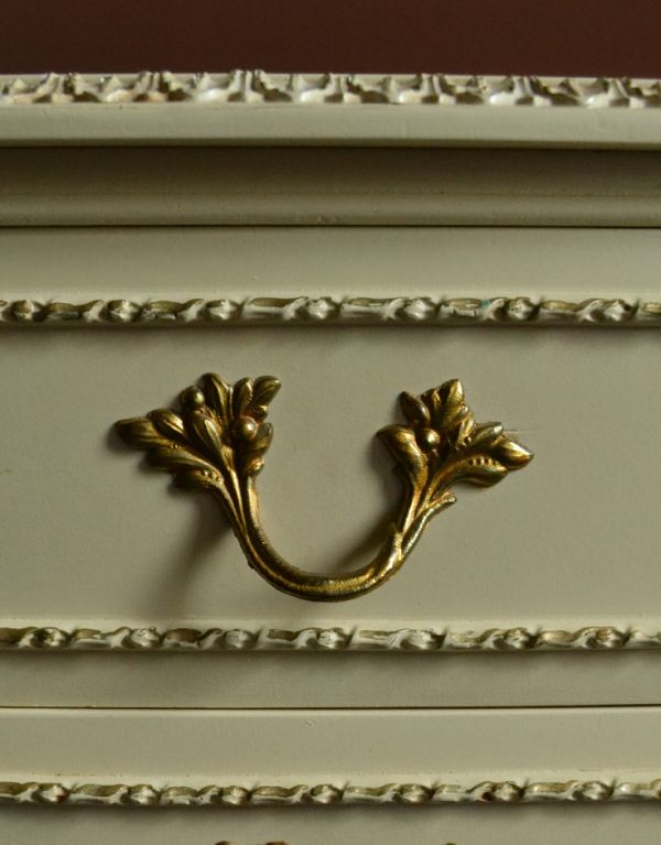アンティークのチェスト　アンティーク家具　華やかなフランスのアンティーク家具、クリーム色のベッドサイドチェスト。引き出しの取っ手は蔦のような凝ったデザイン。(m-391-f)