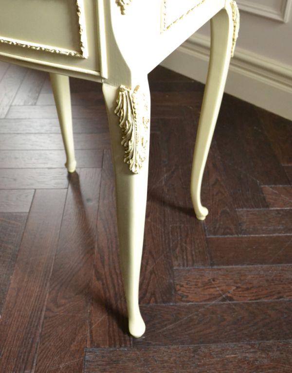 アンティークのチェスト　アンティーク家具　華やかなフランスのアンティーク家具、クリーム色のベッドサイドチェスト。スラリと伸びた美しい脚。(m-391-f)