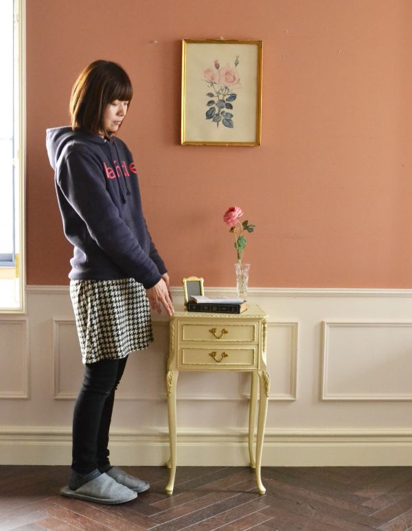 アンティークのチェスト　アンティーク家具　華やかなフランスのアンティーク家具、クリーム色のベッドサイドチェスト。とっても可愛いカップボード。(m-391-f)