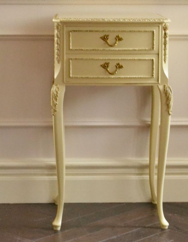 アンティークのチェスト　アンティーク家具　華やかなフランスのアンティーク家具、クリーム色のベッドサイドチェスト。クリームとゴールドのペイントがフランスらしい仕上がりです。(m-391-f)
