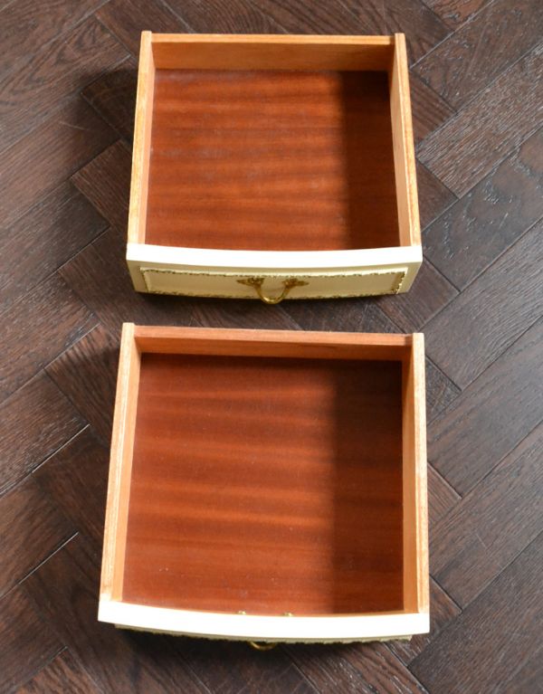 アンティークのチェスト　アンティーク家具　華やかなフランスのアンティーク家具、クリーム色のベッドサイドチェスト。引き出しが２杯あります。(m-391-f)