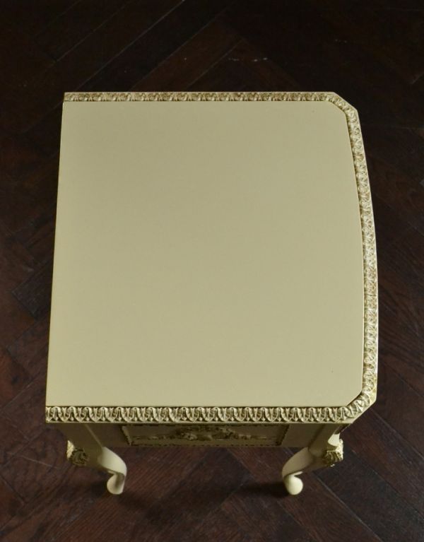 アンティークのチェスト　アンティーク家具　華やかなフランスのアンティーク家具、クリーム色のベッドサイドチェスト。天板ももちろんピカピカにお直ししています。(m-391-f)