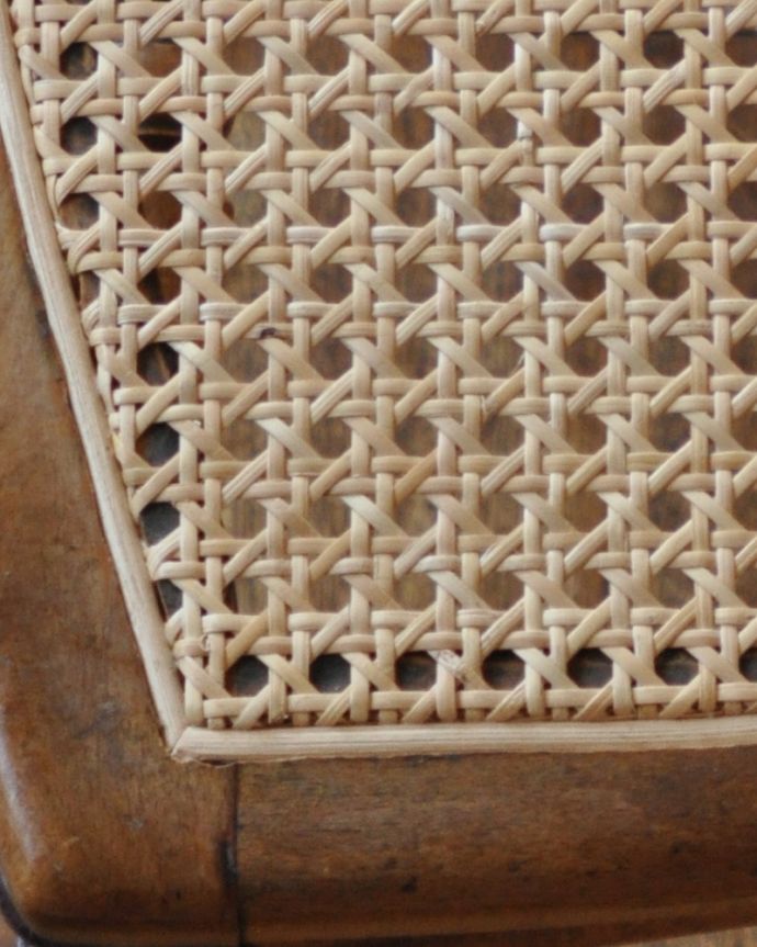 キッチンチェア　アンティーク チェア　イギリスで出会ったアンティーク椅子、籐で編まれたナチュラルなキッチンチェア。アンティークは新品ではないので、経年変化によるキズはありますが、専門の職人によって目立たないようにキレイにお直しをしています。(m-392-c)
