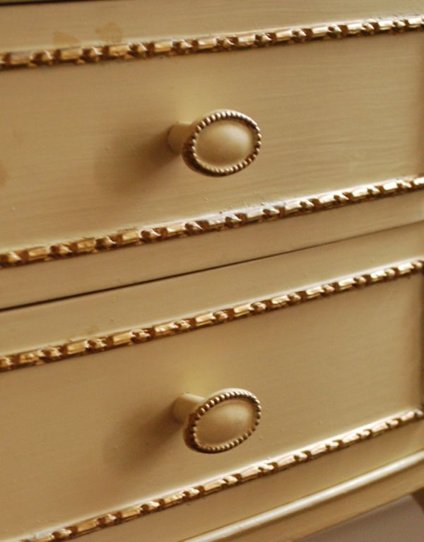 アンティークのチェスト　アンティーク家具　フランスから輸入したアンティーク家具、クリーム色のナイトテーブル。丸い形をした取っ手が付いています。(m-392-f)