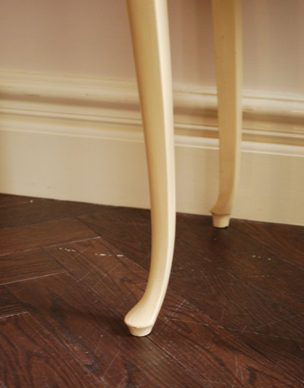 アンティークのチェスト　アンティーク家具　フランスから輸入したアンティーク家具、クリーム色のナイトテーブル。スラリと伸びた美しい脚。(m-392-f)