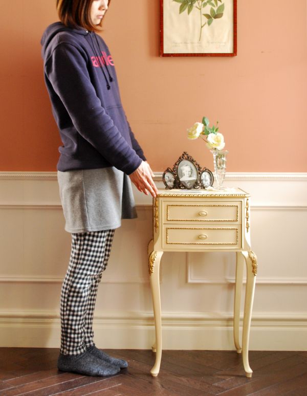 アンティークのチェスト　アンティーク家具　フランスから輸入したアンティーク家具、クリーム色のナイトテーブル。とっても可愛いベッドサイドチェスト。(m-392-f)