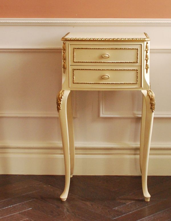 アンティークのチェスト　アンティーク家具　フランスから輸入したアンティーク家具、クリーム色のナイトテーブル。クリームとゴールドのペイントがフランスらしい仕上がりです。(m-392-f)