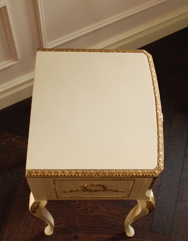 アンティークのチェスト　アンティーク家具　フランスから輸入したアンティーク家具、クリーム色のナイトテーブル。天板ももちろんピカピカにお直ししています。(m-392-f)