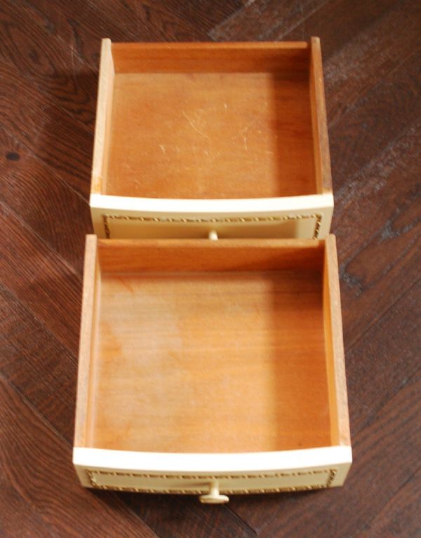 アンティークのチェスト　アンティーク家具　フランスから輸入したアンティーク家具、クリーム色のナイトテーブル。引き出しが２杯あります。(m-392-f)