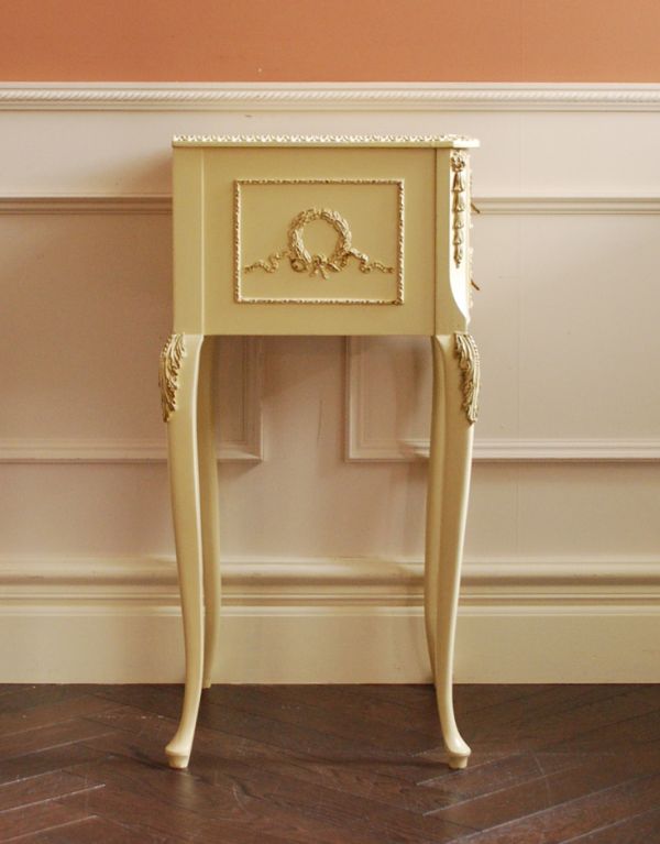 アンティーク家具　いろんなところで使えるアンティーク家具、小さなベッドサイドチェスト。サイドから見ても美しいデザイン。(m-394-f)