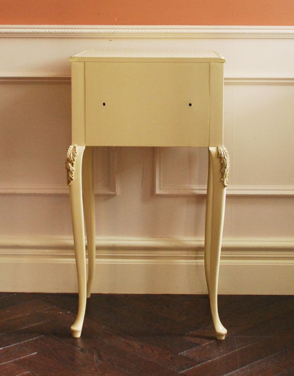 アンティーク家具　いろんなところで使えるアンティーク家具、小さなベッドサイドチェスト。専門の職人によってお直ししていますが、アンティークは新品ではありません。(m-394-f)