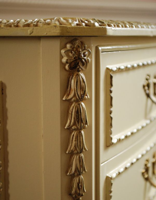 アンティーク家具　いろんなところで使えるアンティーク家具、小さなベッドサイドチェスト。隅々まで細やかな彫が施されています。(m-394-f)