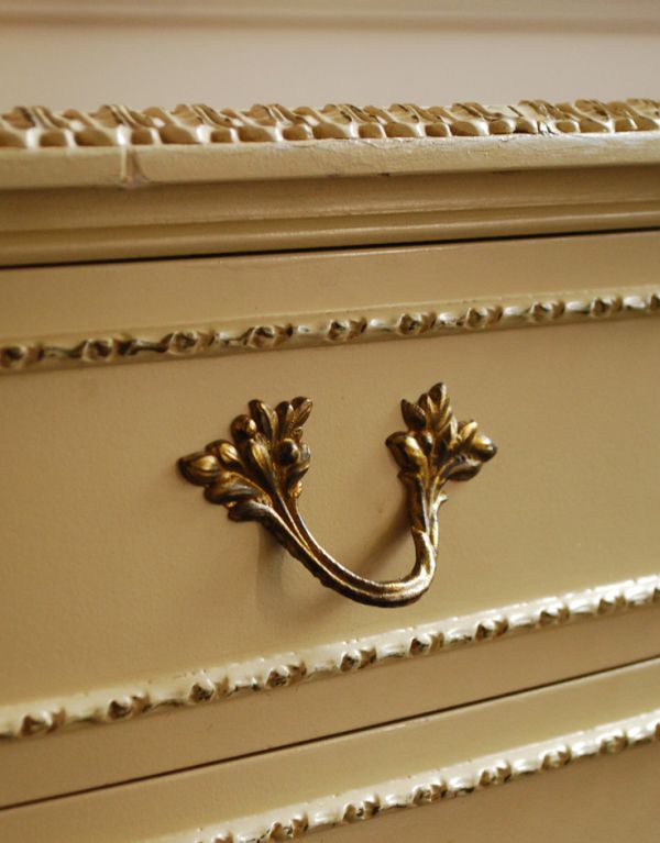 アンティーク家具　いろんなところで使えるアンティーク家具、小さなベッドサイドチェスト。引き出しの取っ手は蔦のような凝ったデザイン。(m-394-f)