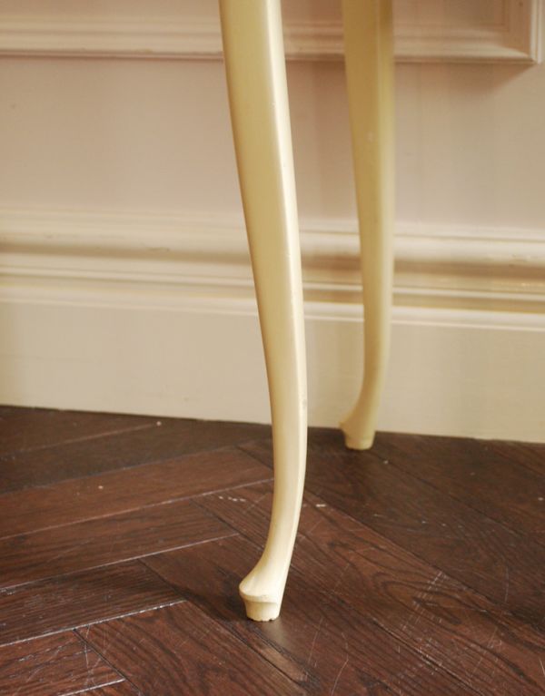 アンティーク家具　いろんなところで使えるアンティーク家具、小さなベッドサイドチェスト。スラリと伸びた美しい脚。(m-394-f)