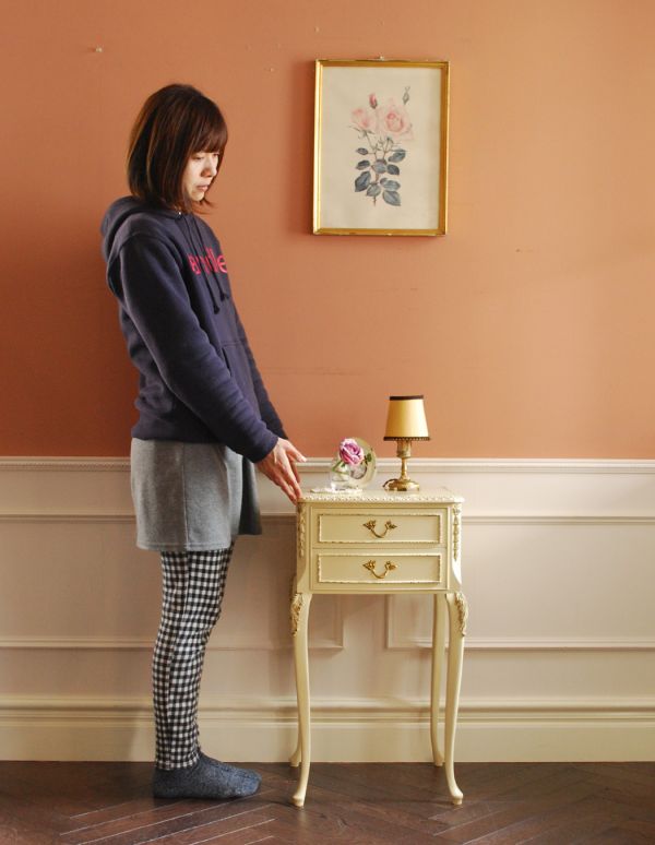 アンティーク家具　いろんなところで使えるアンティーク家具、小さなベッドサイドチェスト。とっても可愛いカップボード。(m-394-f)