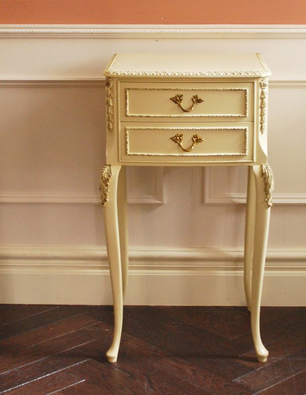 アンティーク家具　いろんなところで使えるアンティーク家具、小さなベッドサイドチェスト。クリームとゴールドのペイントがフランスらしい仕上がりです。(m-394-f)