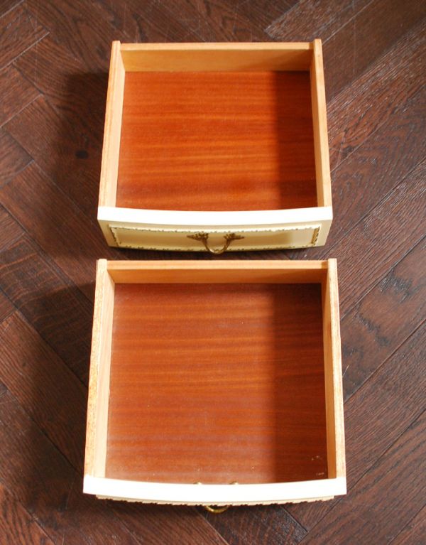 アンティーク家具　いろんなところで使えるアンティーク家具、小さなベッドサイドチェスト。引き出しが２杯あります。(m-394-f)