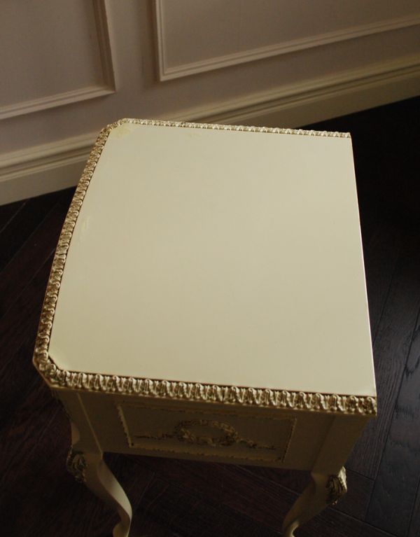 アンティーク家具　いろんなところで使えるアンティーク家具、小さなベッドサイドチェスト。天板ももちろんピカピカにお直ししています。(m-394-f)