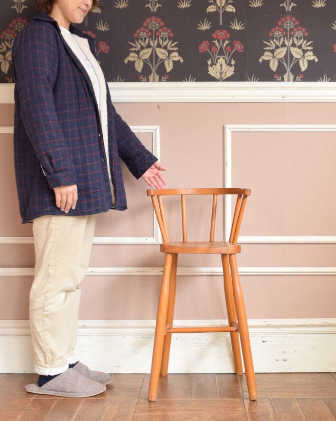 スツール・オットマン　アンティーク チェア　シンプルなデザインのキッズハイスツール、かわいいアンティークチェア。スラッとハの字に広がった脚はとってもスタイルが良く、お部屋にも映えます。(m-395-c)