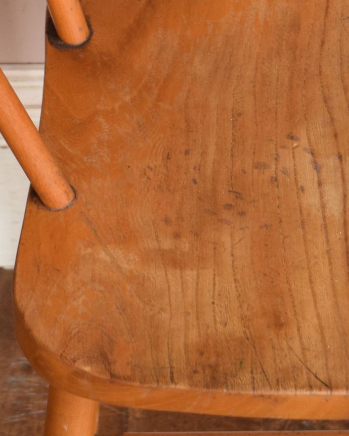 スツール・オットマン　アンティーク チェア　シンプルなデザインのキッズハイスツール、かわいいアンティークチェア。アンティークは新品ではないので、年月を経て、キズや汚れが付き、風合いが増しています。(m-395-c)