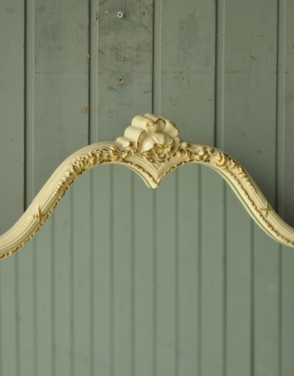 アンティーク家具　ゴージャスなアンティークフレンチ家具、アイボリーのドレッシングテーブル。トップにはアンティークならではの繊細な装飾があります。(m-395-f)