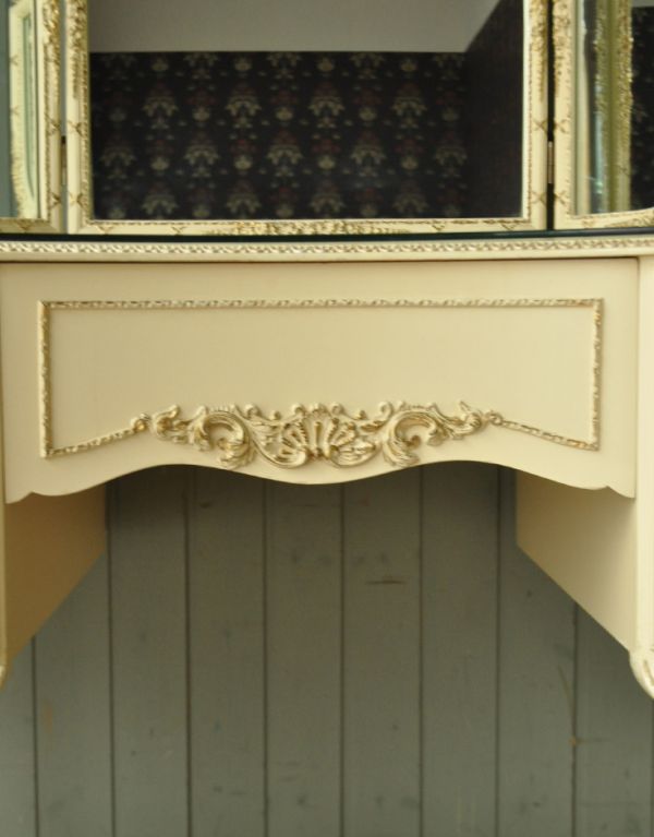 アンティーク家具　ゴージャスなアンティークフレンチ家具、アイボリーのドレッシングテーブル。中央も可愛く飾り付けられています。(m-395-f)