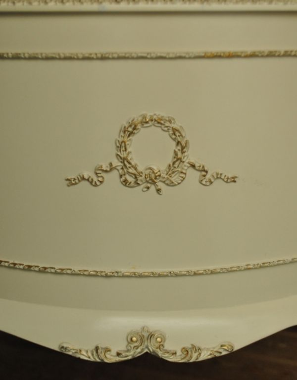 アンティーク家具　ゴージャスなアンティークフレンチ家具、アイボリーのドレッシングテーブル。キャビネットの両サイドにリースがモチーフの装飾があります。(m-395-f)